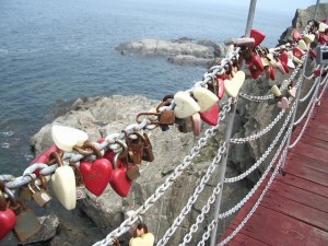 locks-padlock-heart-bridge-ocean-rocks